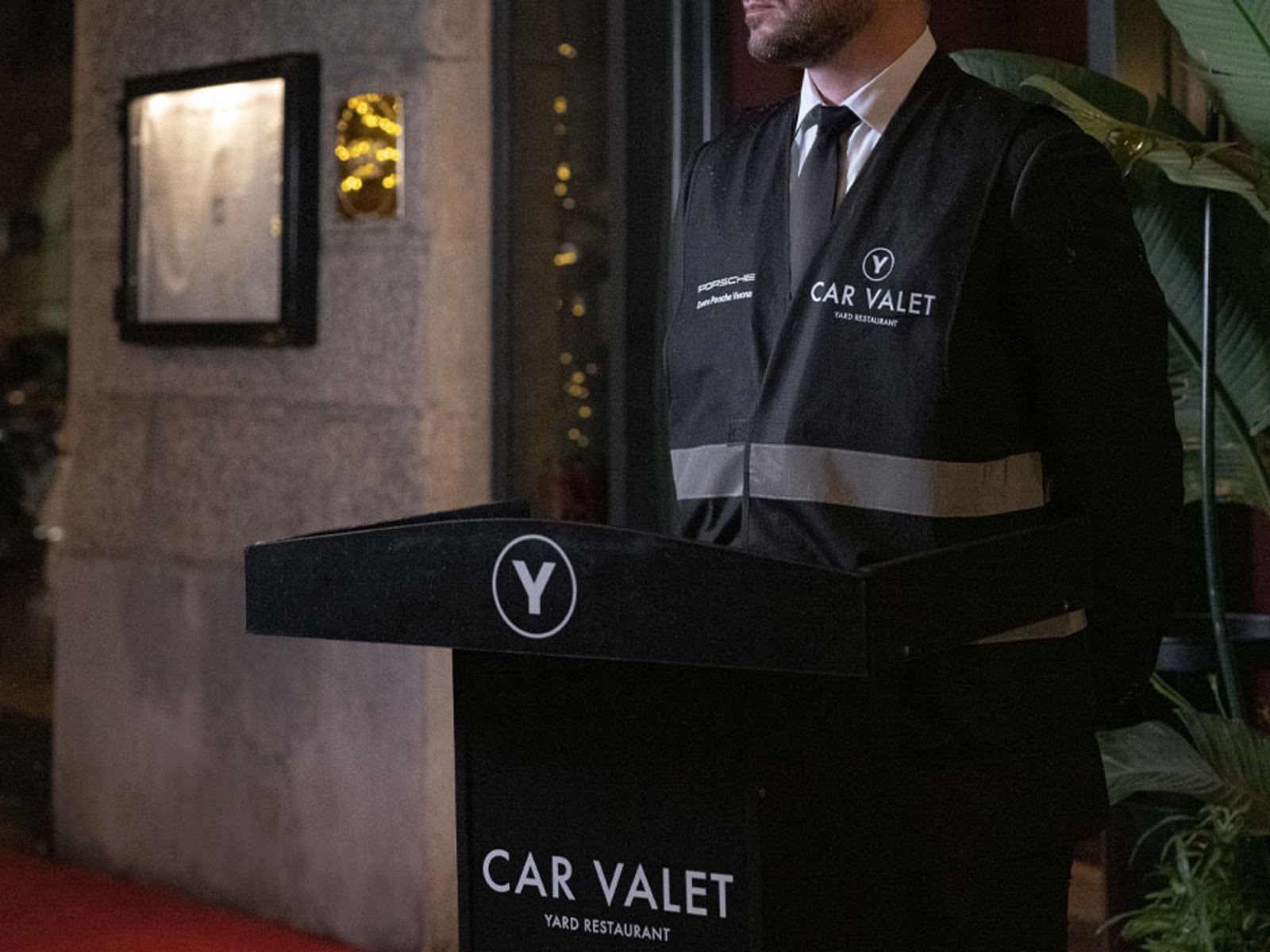Car valet davanti al loft di Yard